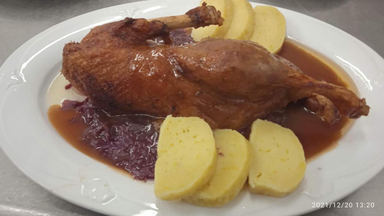 Mala Svata Hora - Penzion & Restaurace Mníšek pod Brdy Eksteriør billede