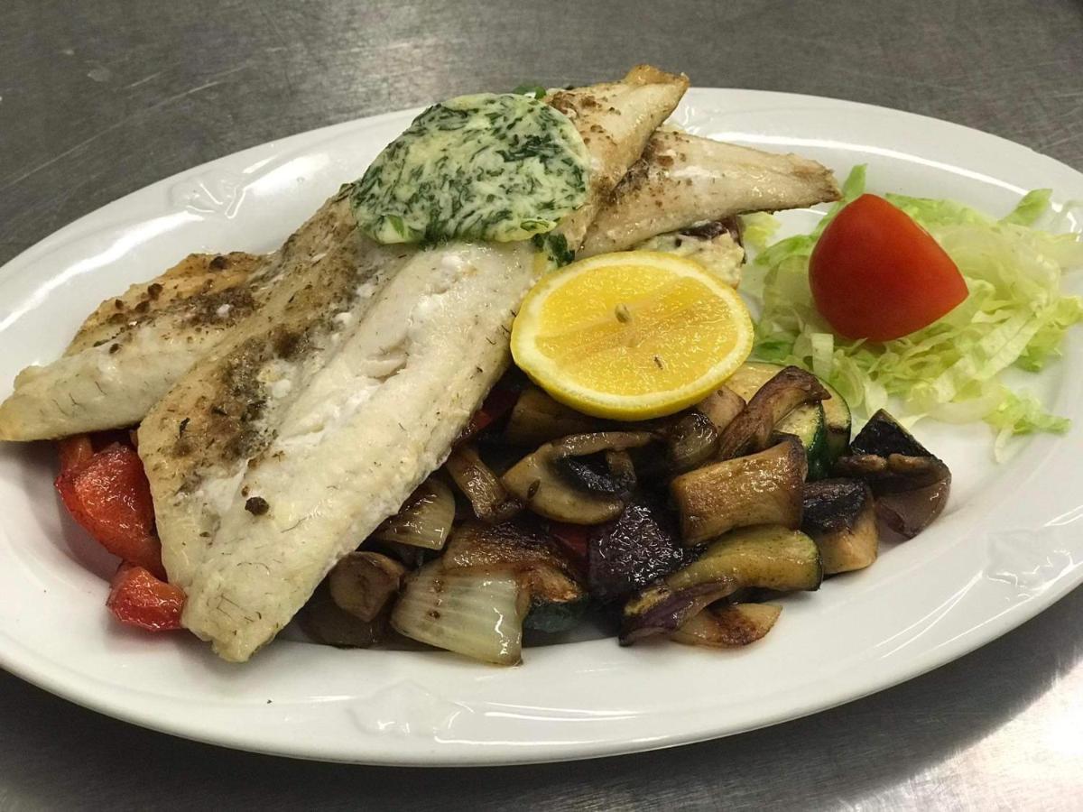 Mala Svata Hora - Penzion & Restaurace Mníšek pod Brdy Eksteriør billede
