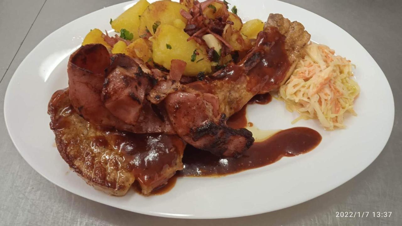 Mala Svata Hora - Penzion & Restaurace Mníšek pod Brdy Eksteriør billede