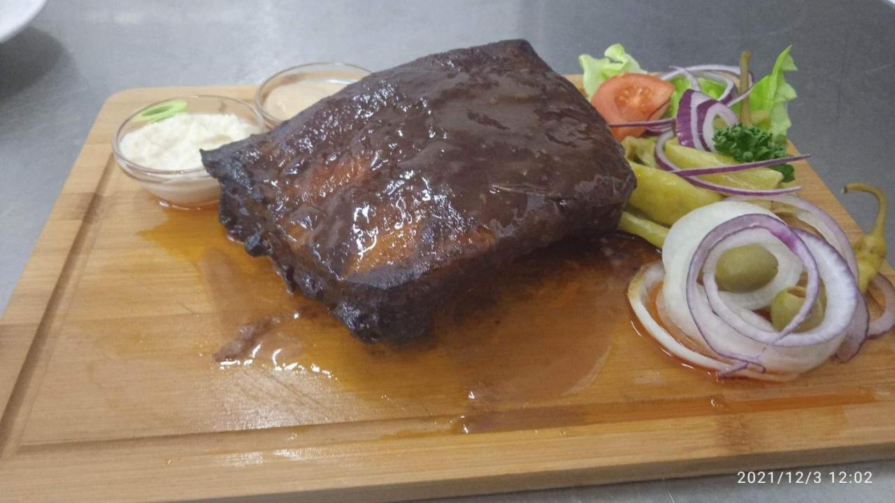Mala Svata Hora - Penzion & Restaurace Mníšek pod Brdy Eksteriør billede