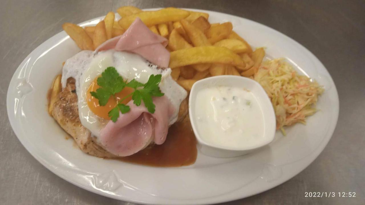 Mala Svata Hora - Penzion & Restaurace Mníšek pod Brdy Eksteriør billede