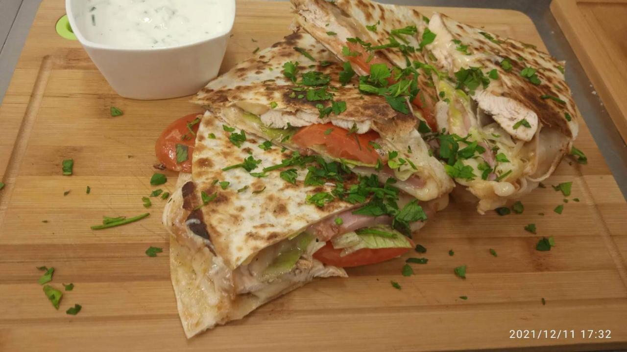 Mala Svata Hora - Penzion & Restaurace Mníšek pod Brdy Eksteriør billede