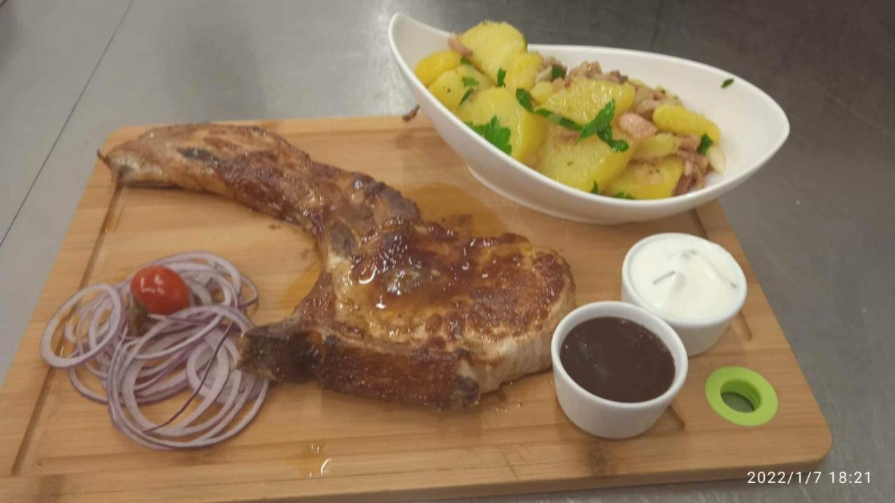 Mala Svata Hora - Penzion & Restaurace Mníšek pod Brdy Eksteriør billede