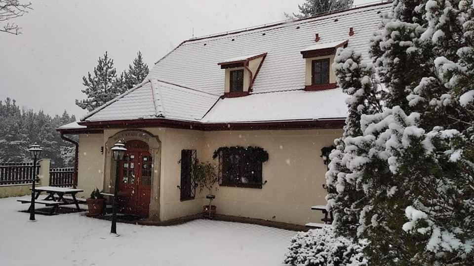 Mala Svata Hora - Penzion & Restaurace Mníšek pod Brdy Eksteriør billede