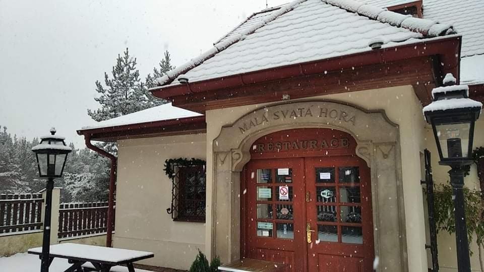 Mala Svata Hora - Penzion & Restaurace Mníšek pod Brdy Eksteriør billede