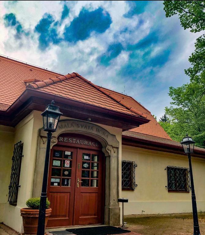 Mala Svata Hora - Penzion & Restaurace Mníšek pod Brdy Eksteriør billede